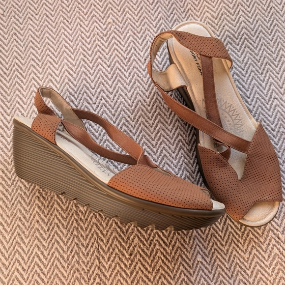 Stylish Women's Tan Wedge Sandals Piazza Solid Heels New With Out Tags - Picture 4 of 10